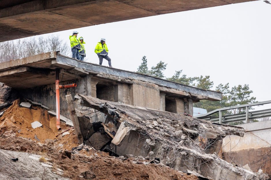 Kleboniškio tilto griūtis: baiminamasi, kad gali dar lūžti, koreguojamos eismo schemos