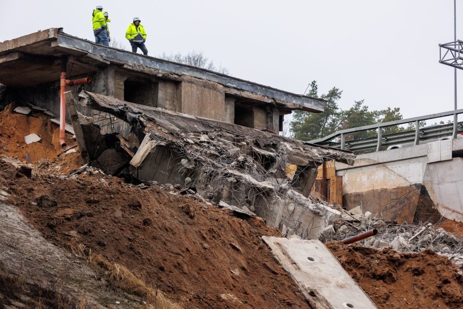 Naujausia informacija po tilto konstrukcijos griūties: uždaryta Panerių gatvė 