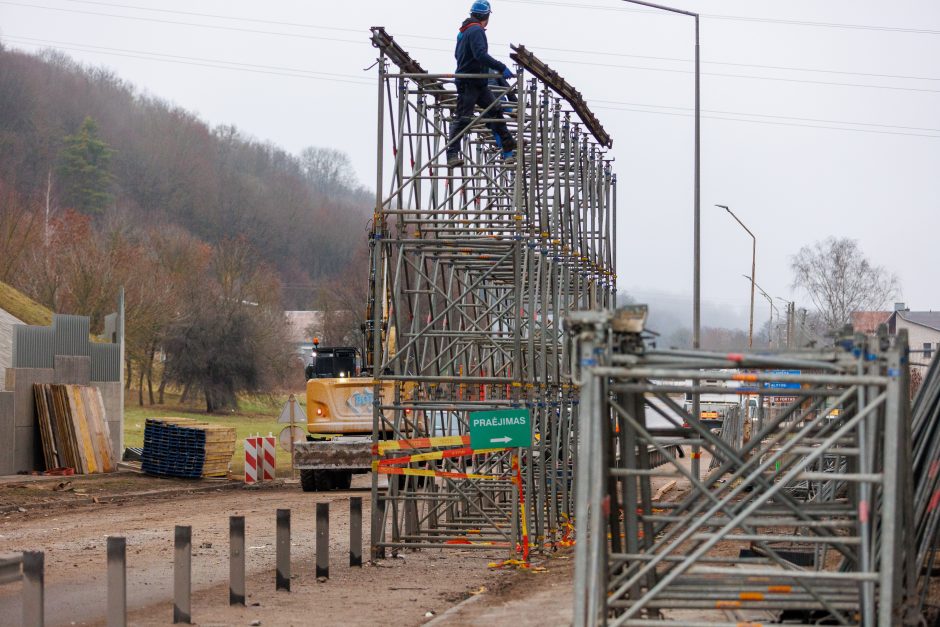 Naujausia informacija po tilto konstrukcijos griūties: uždaryta Panerių gatvė 