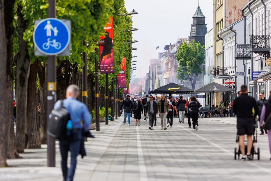 Miesto centre – minios žmonių: aidi krepšinio sirgalių skanduotės ir dainos