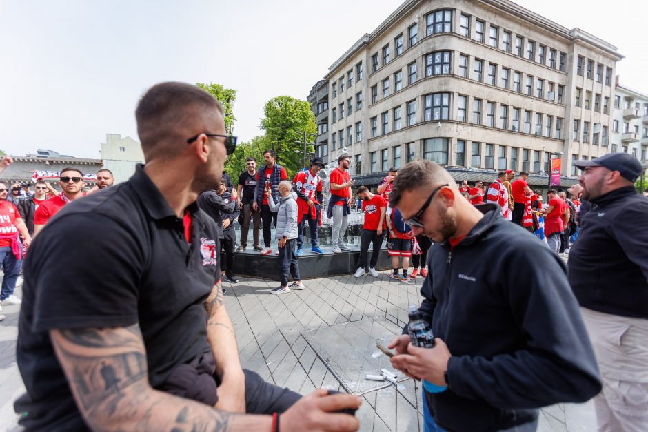 Miesto centre – minios žmonių: aidi krepšinio sirgalių skanduotės ir dainos