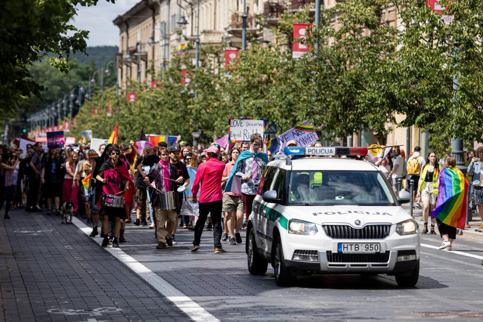 „Vilnius Pride 2023“: į minią vos neįsirėžė automobilis