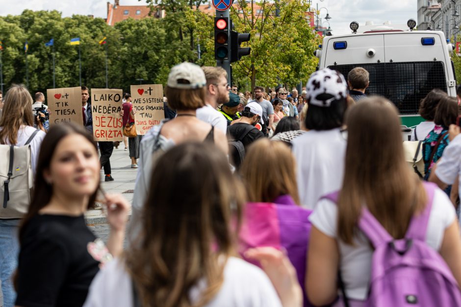 „Vilnius Pride 2023“: į minią vos neįsirėžė automobilis