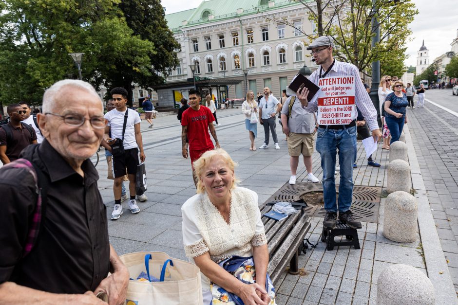 „Vilnius Pride 2023“: į minią vos neįsirėžė automobilis