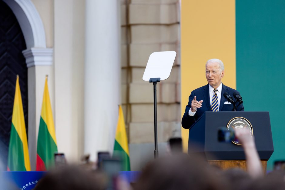 Leipsta juokais dėl J. Bideno kalbos titrų: kodėl skumbrė yra šventa?