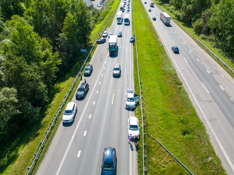 Iškalbinga įžanga į besibaigiančios vasaros savaitgalį: pakaunėje susidūrė aštuoni automobiliai