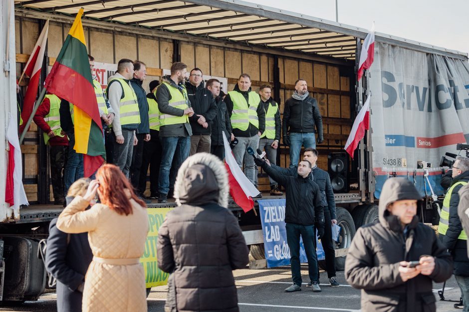 Pasienyje tęsiantis ūkininkų protestui, Vilniuje su šalies lyderiais susitiks D. Tuskas
