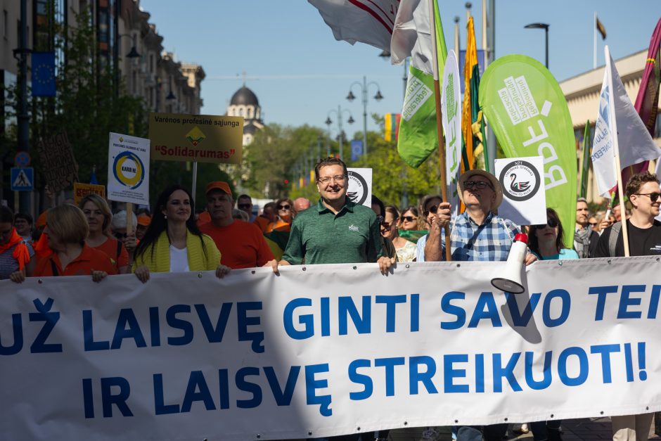 Profsąjungų atstovai surengė eitynes ir mitingą: „Atriškit rankas ginti savo teises“