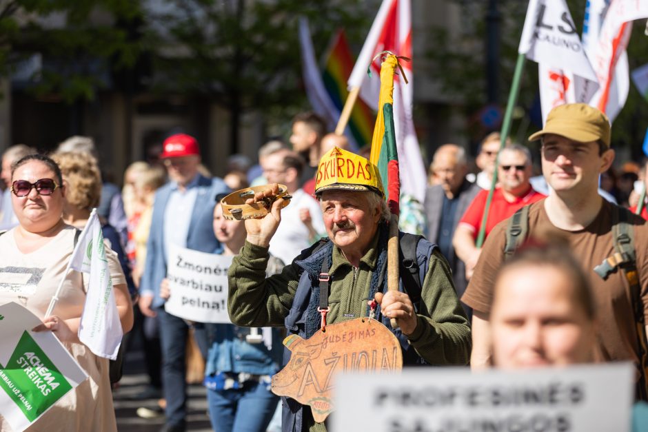 Profsąjungų atstovai surengė eitynes ir mitingą: „Atriškit rankas ginti savo teises“