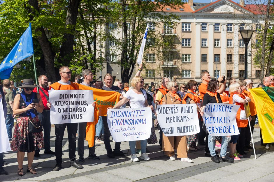 Profsąjungų atstovai surengė eitynes ir mitingą: „Atriškit rankas ginti savo teises“