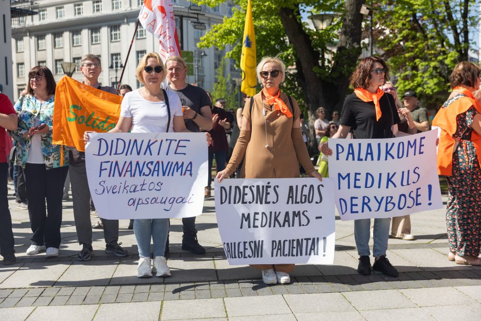 Profsąjungų atstovai surengė eitynes ir mitingą: „Atriškit rankas ginti savo teises“