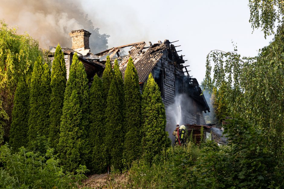 Sostinės Panevėžio gatvėje užsiliepsnojo namas