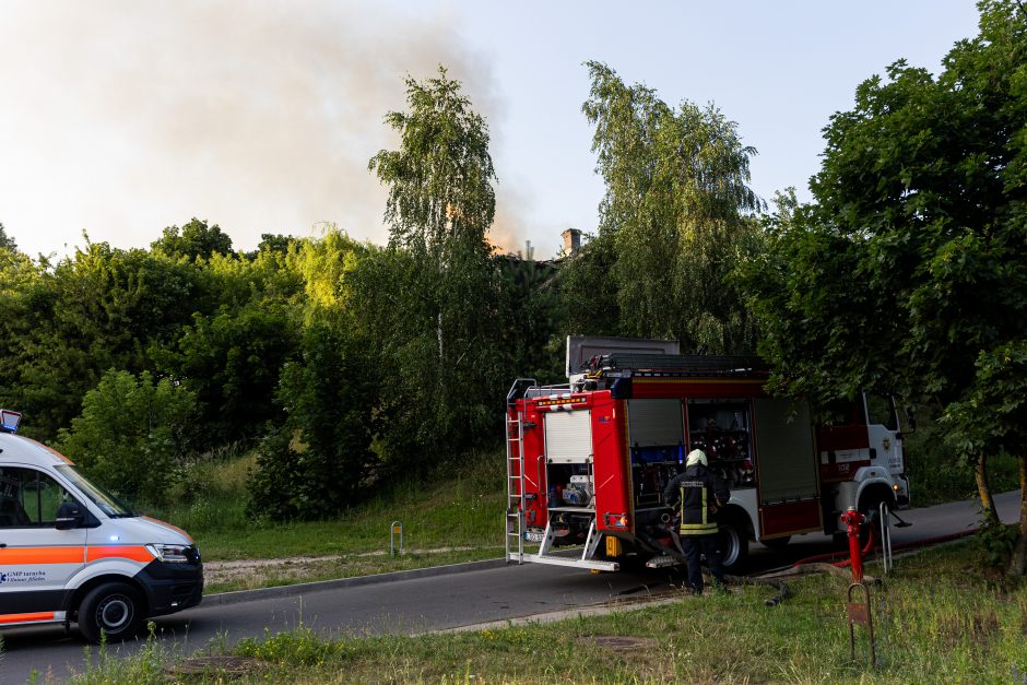 Sostinės Panevėžio gatvėje užsiliepsnojo namas