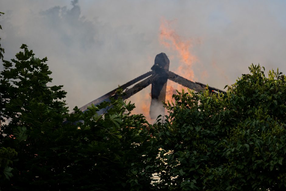 Sostinės Panevėžio gatvėje užsiliepsnojo namas