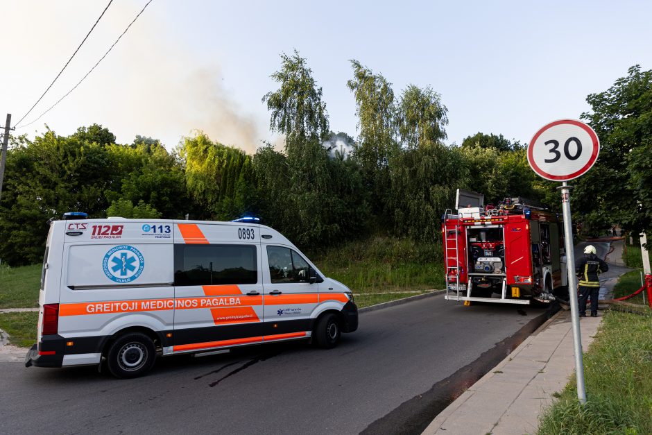 Sostinės Panevėžio gatvėje užsiliepsnojo namas