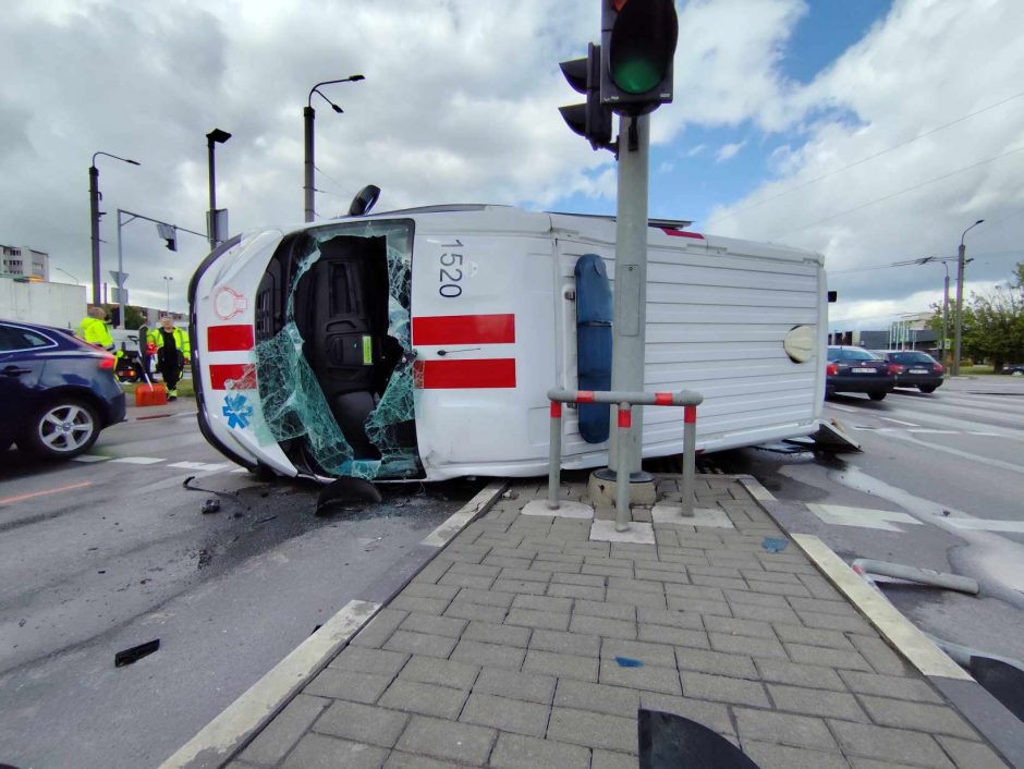 Stipri avarija Kaune: į iškvietimą vykusių medikų automobilis – ant šono ir išdužusiais stiklais