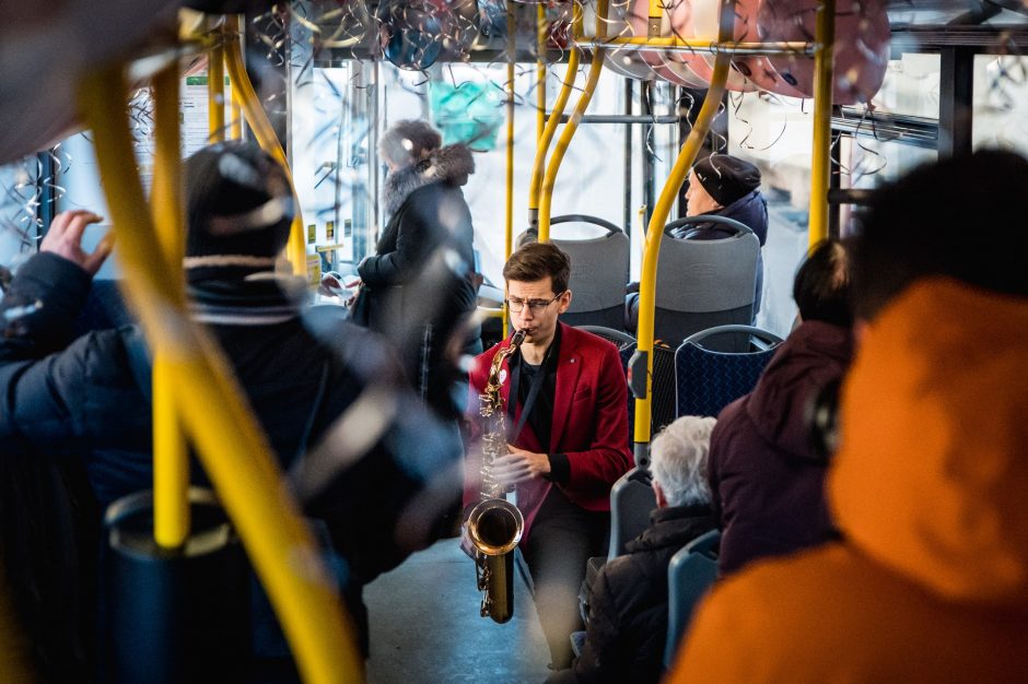 „Kaunas veža meilę“: troleibuso keleivius džiugina saldūs siurprizai ir gyva muzika