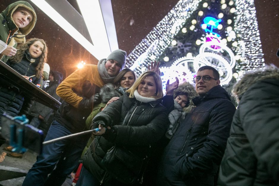 Katedros aikštėje suspindo stulbinanti Vilniaus Kalėdų eglė