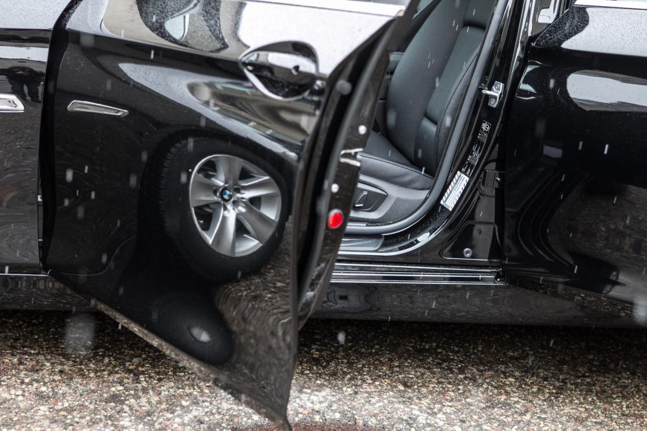 Miške stovinčiame „BMW X5“ – vyro kūnas su žaizda galvoje