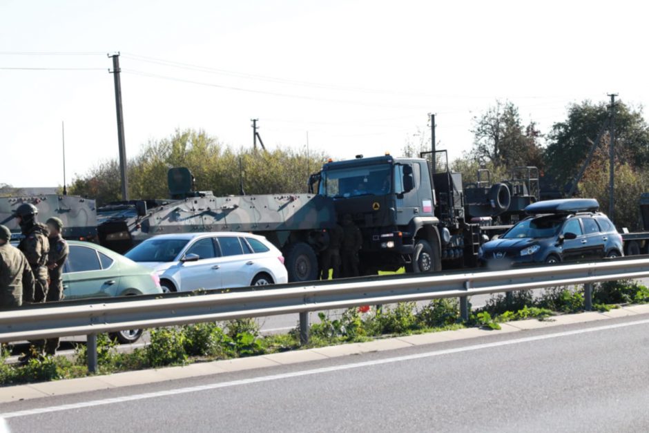 Skirtingose pakaunės vietose į eismo įvykius pateko šarvuočių kolona ir Karo policija