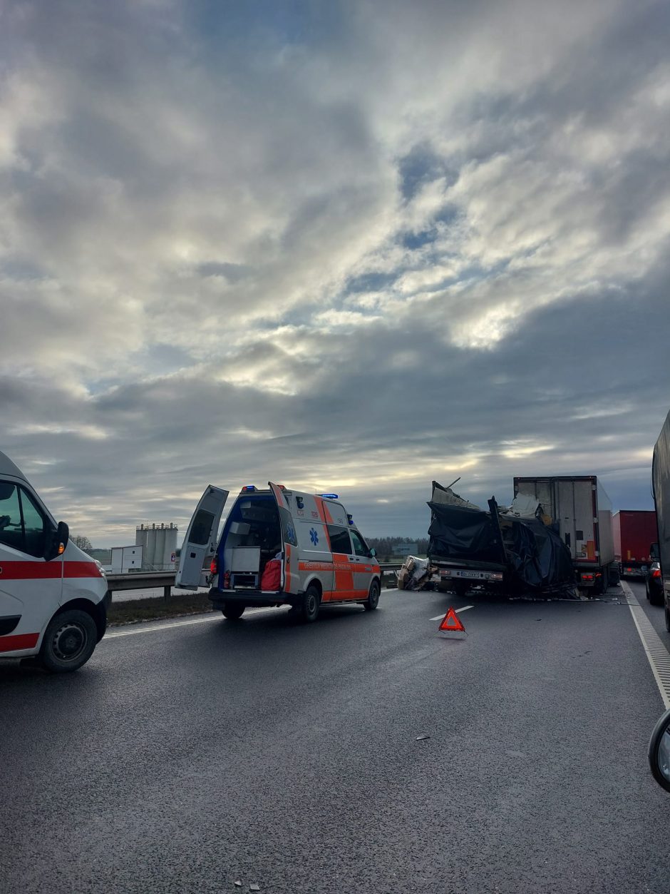 Smarki avarija kelyje „Via Baltica“: vienas užsienietis – sunkios būklės, uždarytas eismas