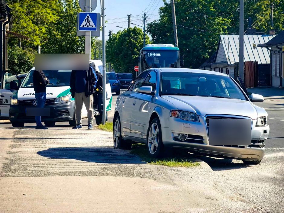 Po avarijos Vilijampolėje – automobilis ant šaligatvio, vairuotoja – ligoninėje