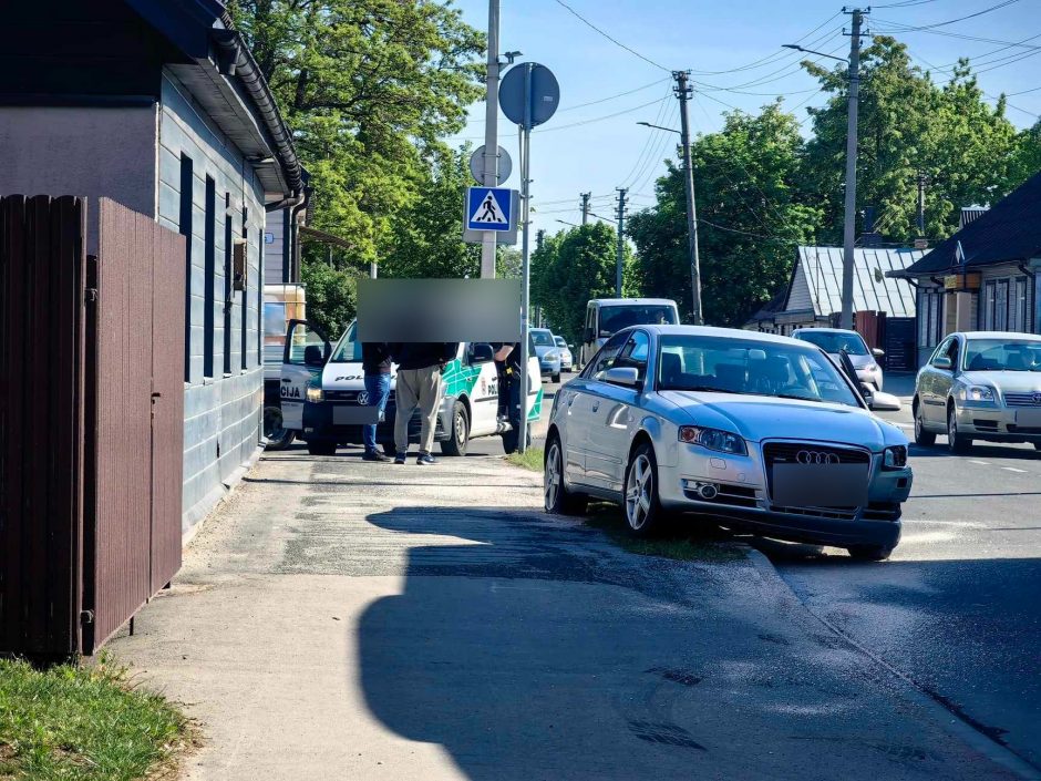 Po avarijos Vilijampolėje – automobilis ant šaligatvio, vairuotoja – ligoninėje