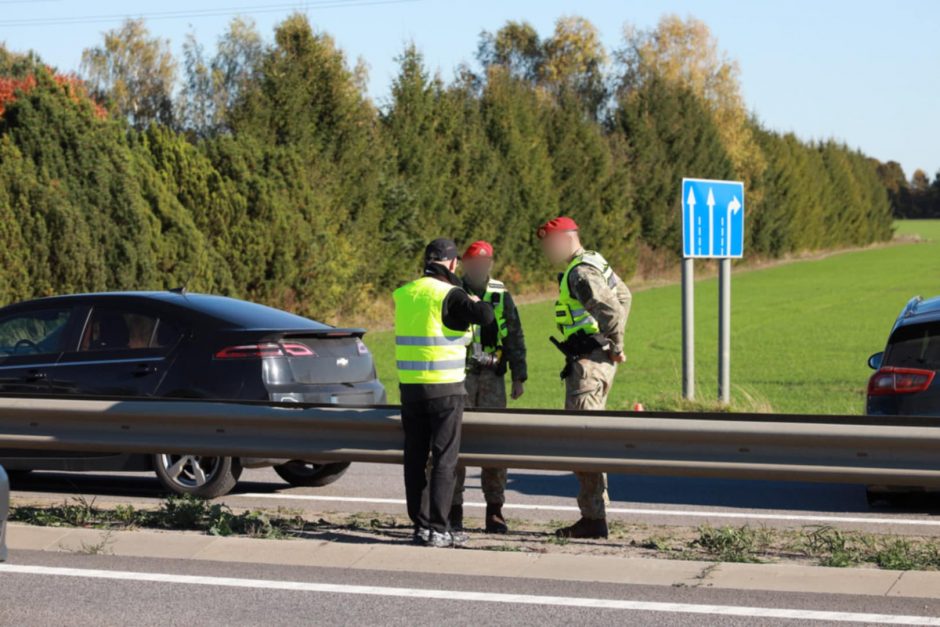 Skirtingose pakaunės vietose į eismo įvykius pateko šarvuočių kolona ir Karo policija