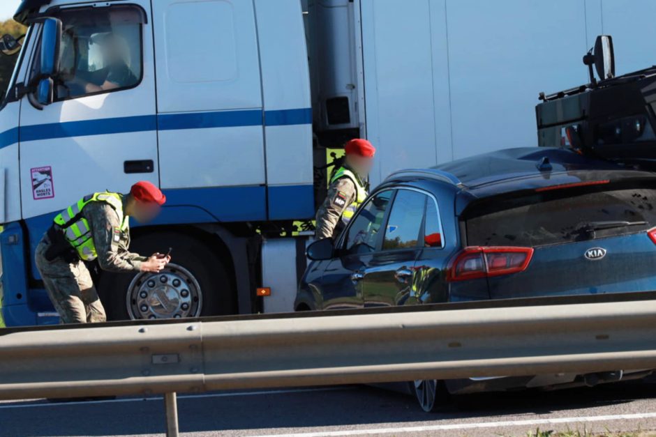 Skirtingose pakaunės vietose į eismo įvykius pateko šarvuočių kolona ir Karo policija