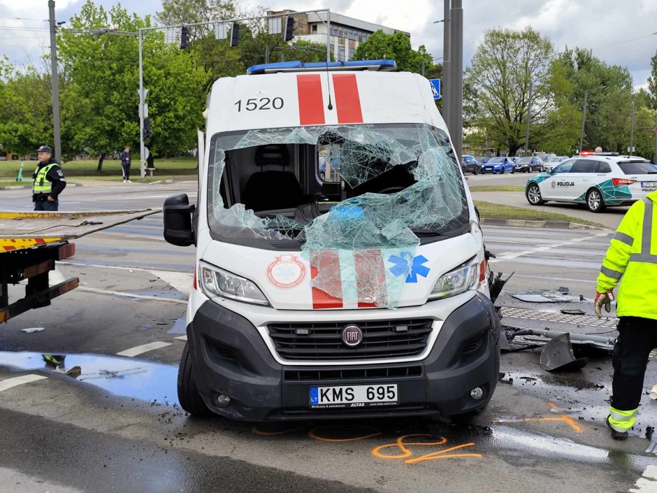 Stipri avarija Kaune: į iškvietimą vykusių medikų automobilis – ant šono ir išdužusiais stiklais