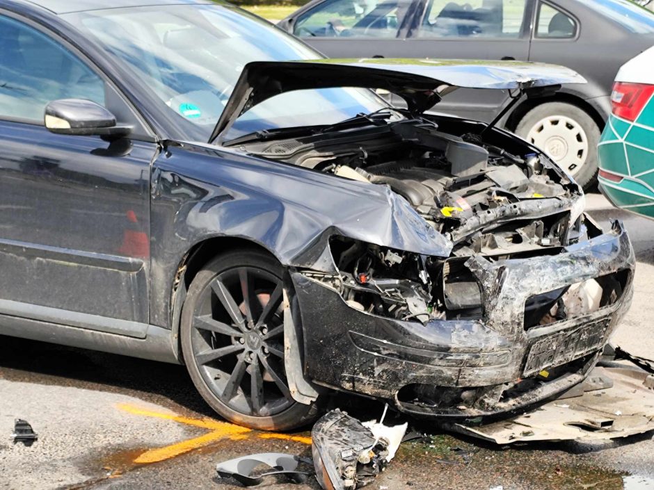 Stipri avarija Kaune: į iškvietimą vykusių medikų automobilis – ant šono ir išdužusiais stiklais