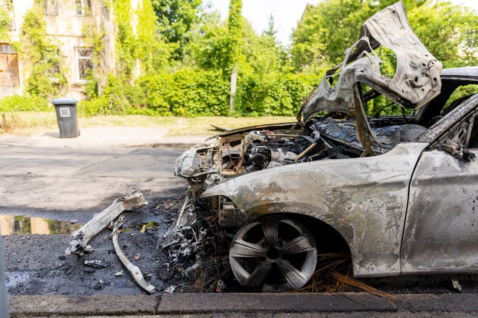 Ugniagesiai vos spėjo gesinti pleškančius automobilius: sostinėje siaučia piromanas?