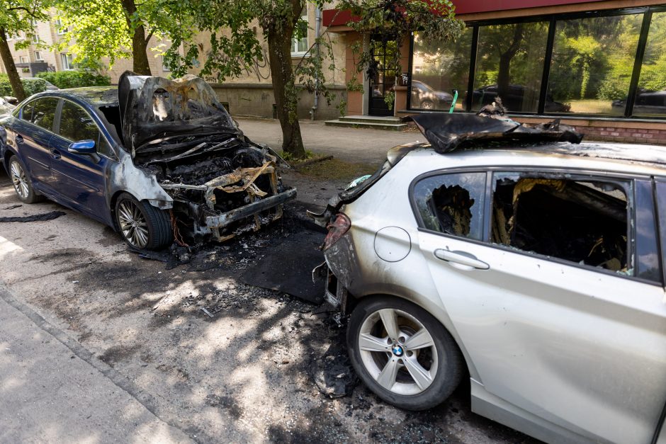 Ugniagesiai vos spėjo gesinti pleškančius automobilius: sostinėje siaučia piromanas?