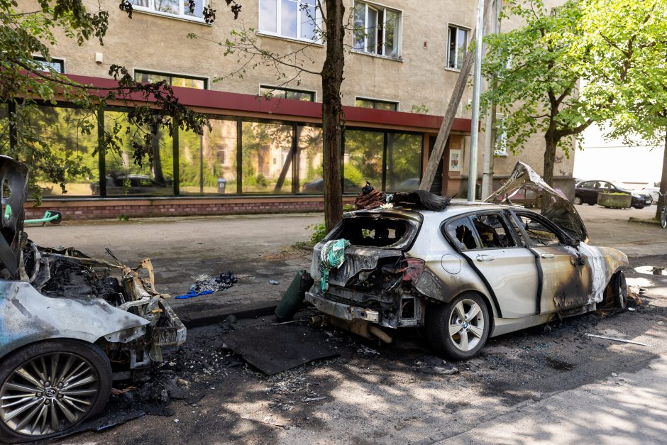 Ugniagesiai vos spėjo gesinti pleškančius automobilius: sostinėje siaučia piromanas?