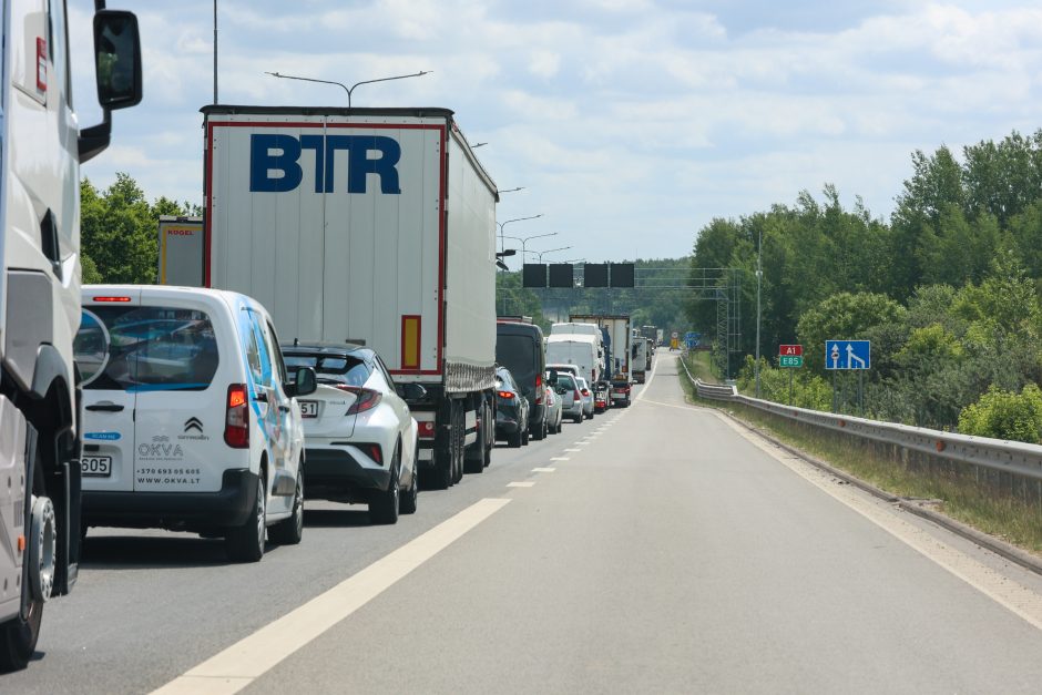 Nuo Kauno link Vilniaus – didžiulė spūstis: automobiliai vos juda