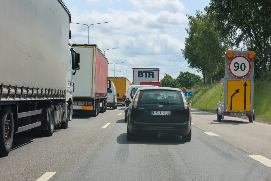 Nuo Kauno link Vilniaus – didžiulė spūstis: automobiliai vos juda