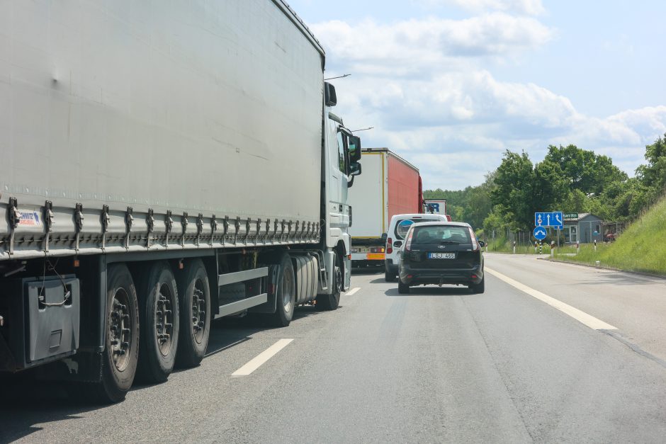 Nuo Kauno link Vilniaus – didžiulė spūstis: automobiliai vos juda