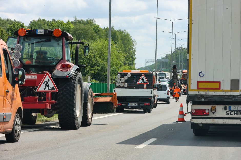 Nuo Kauno link Vilniaus – didžiulė spūstis: automobiliai vos juda