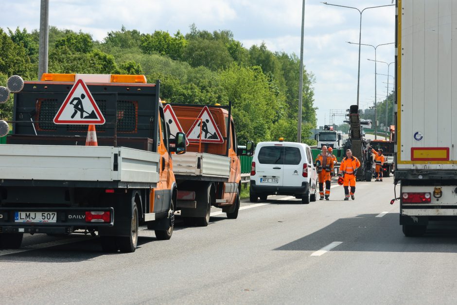 Nuo Kauno link Vilniaus – didžiulė spūstis: automobiliai vos juda