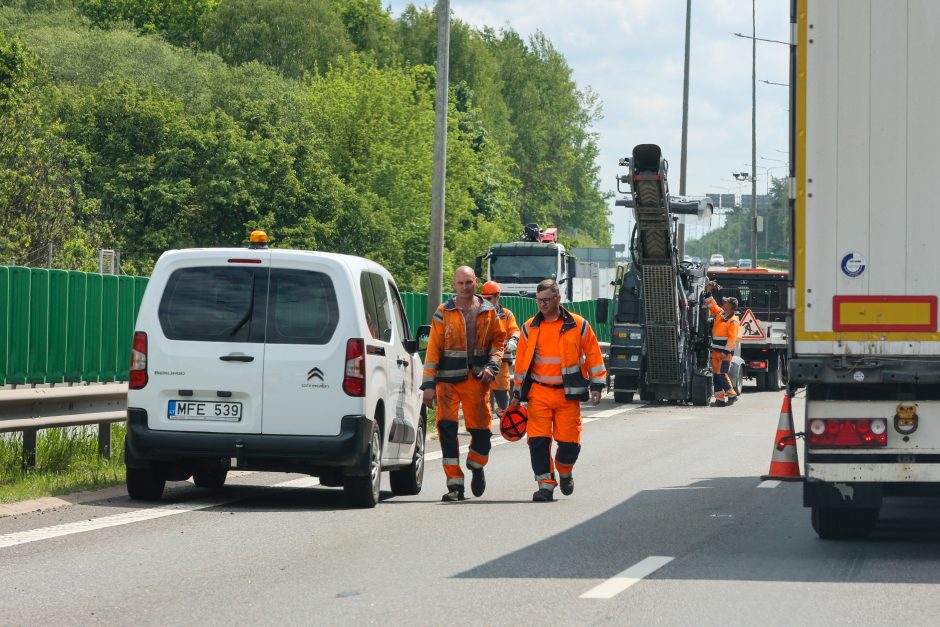 Nuo Kauno link Vilniaus – didžiulė spūstis: automobiliai vos juda