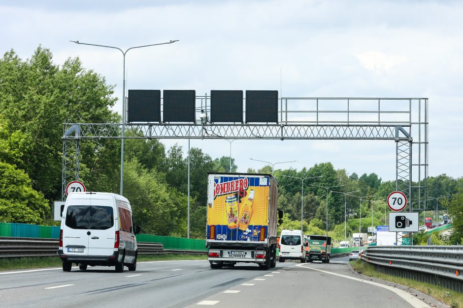 Nuo Kauno link Vilniaus – didžiulė spūstis: automobiliai vos juda