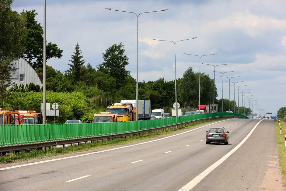 Nuo Kauno link Vilniaus – didžiulė spūstis: automobiliai vos juda