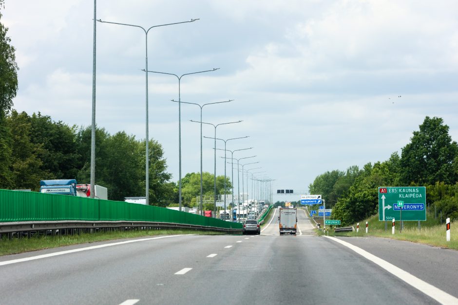 Nuo Kauno link Vilniaus – didžiulė spūstis: automobiliai vos juda