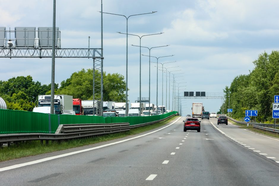 Nuo Kauno link Vilniaus – didžiulė spūstis: automobiliai vos juda