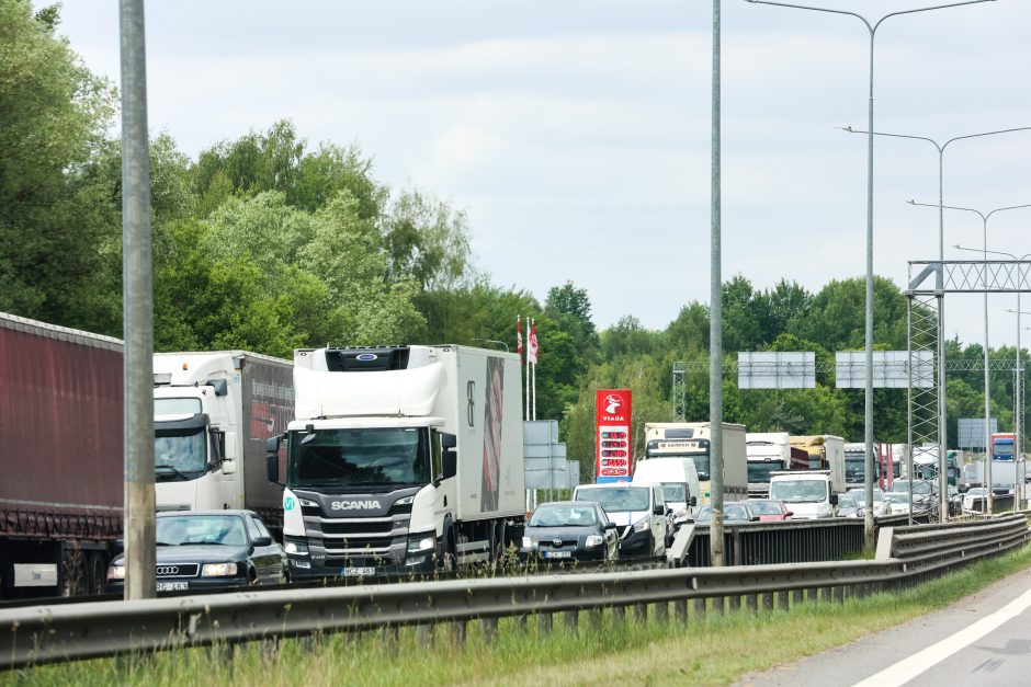 Nuo Kauno link Vilniaus – didžiulė spūstis: automobiliai vos juda