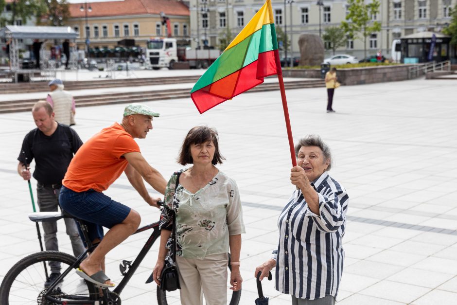 T. V. Raskevičiaus pabučiuotas Celofanas: jei ne pareigūnai, būtų gavęs į dantis