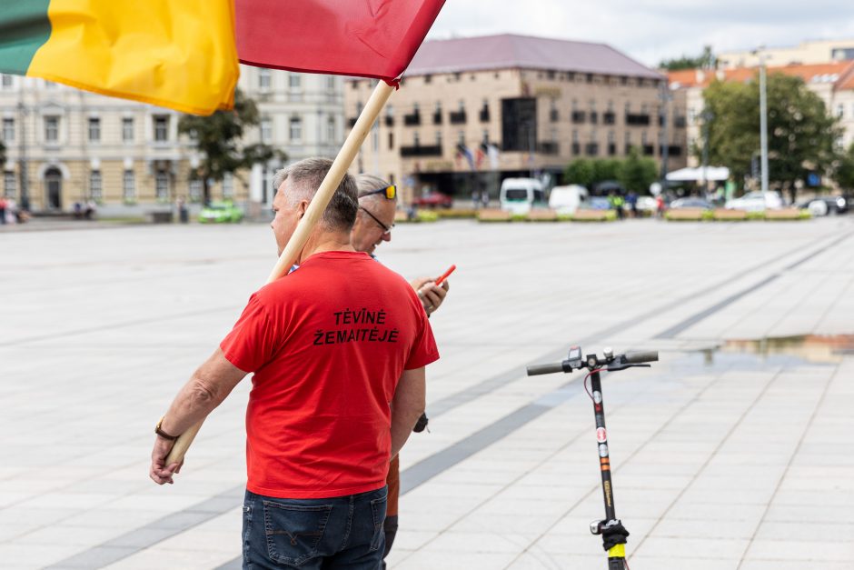 T. V. Raskevičiaus pabučiuotas Celofanas: jei ne pareigūnai, būtų gavęs į dantis