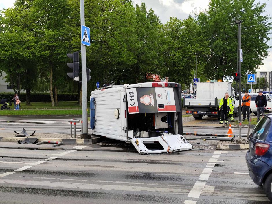 Stipri avarija Kaune: į iškvietimą vykusių medikų automobilis – ant šono ir išdužusiais stiklais