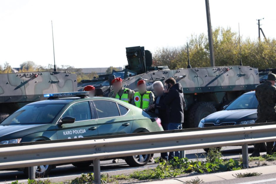 Skirtingose pakaunės vietose į eismo įvykius pateko šarvuočių kolona ir Karo policija