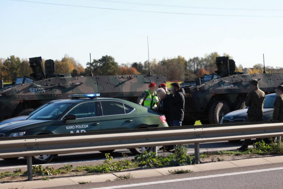 Skirtingose pakaunės vietose į eismo įvykius pateko šarvuočių kolona ir Karo policija